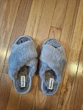 Dearfoams Women's Plush Crisscross Faux-Fur Slide Slippers in Light Gray